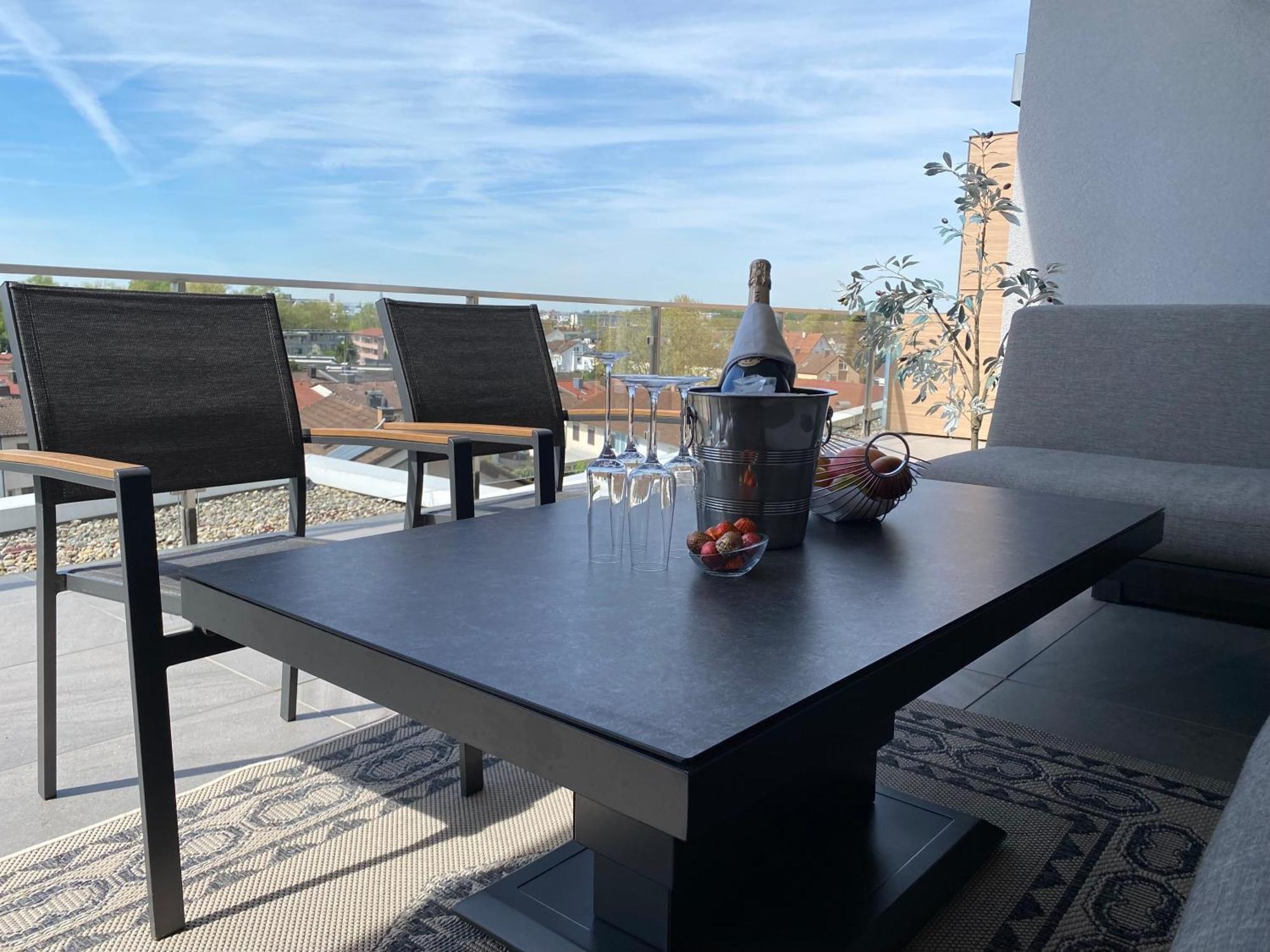 Penthouse Apartment Mit Alpenblick Friedrichshafen Bagian luar foto